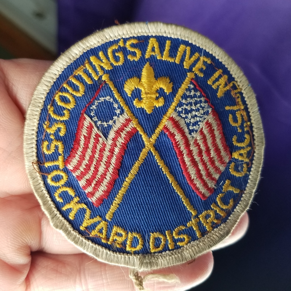 1975 boy scout patch Scouting's Alive Stockyard District CAC American Flag Tub15